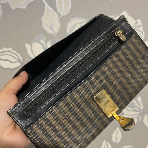 Fendi long wallet. Lots of deep scratches and paint peeling and scratches. - Picture 6 of 12